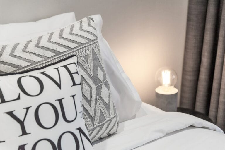 What Color Light Bulb is Best for Bedroom Lighting? Tips for Choosing the Right Warm Light Bulb